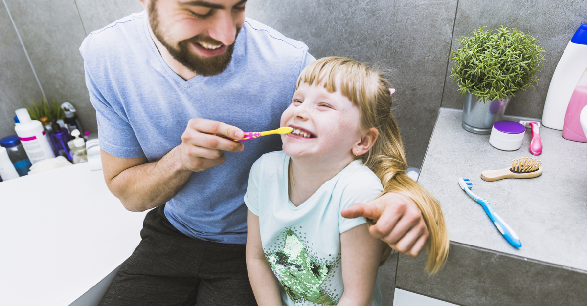 ¿Cómo puedo enseñar a mi hijo a cepillarse los dientes adecuadamente?