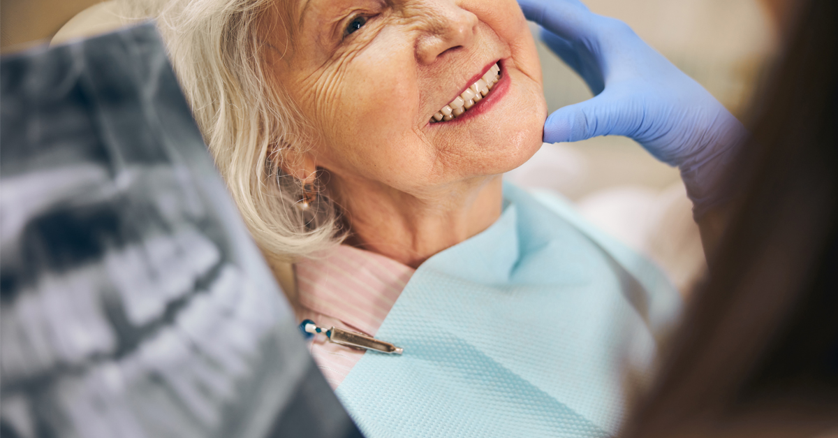 ¿Cuáles son las opciones de tratamiento para reemplazar dientes perdidos en personas mayores?