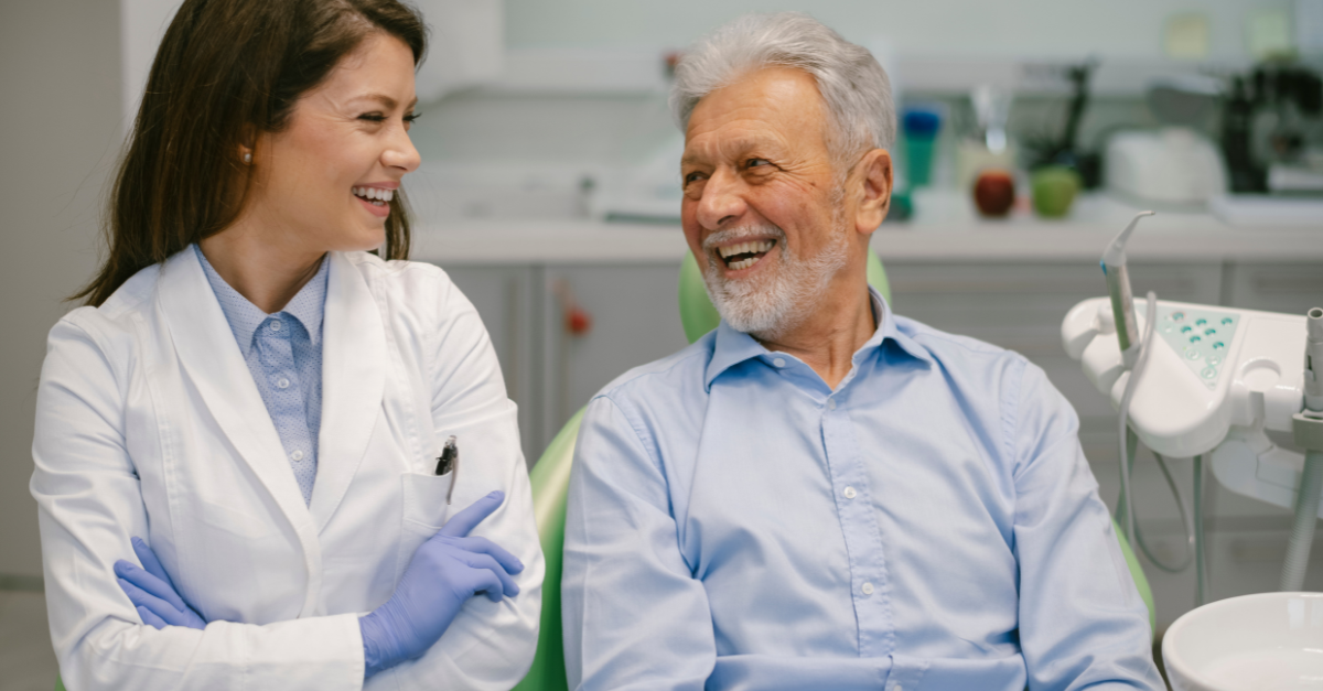 ¿Cuáles son las opciones de tratamiento para reemplazar dientes perdidos en personas mayores?