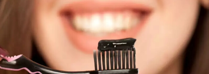 El peligro de blanquear tus dientes con carbón activado