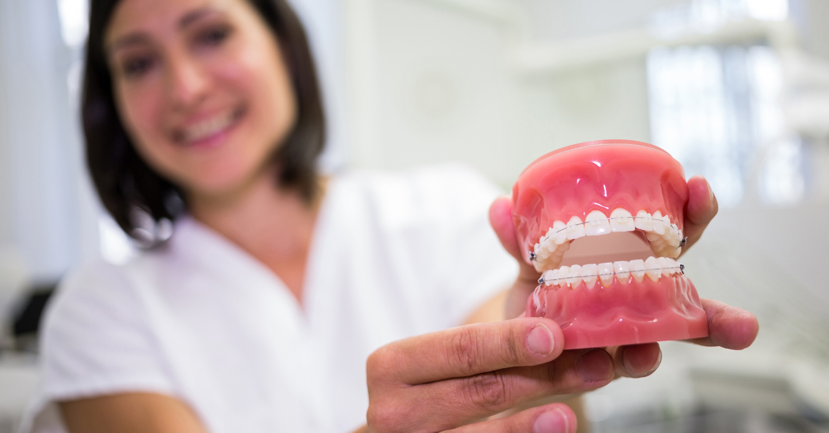 ¿Cuáles son los riesgos de no reemplazar dientes perdidos con prótesis dentales y cómo afecta la salud bucal?