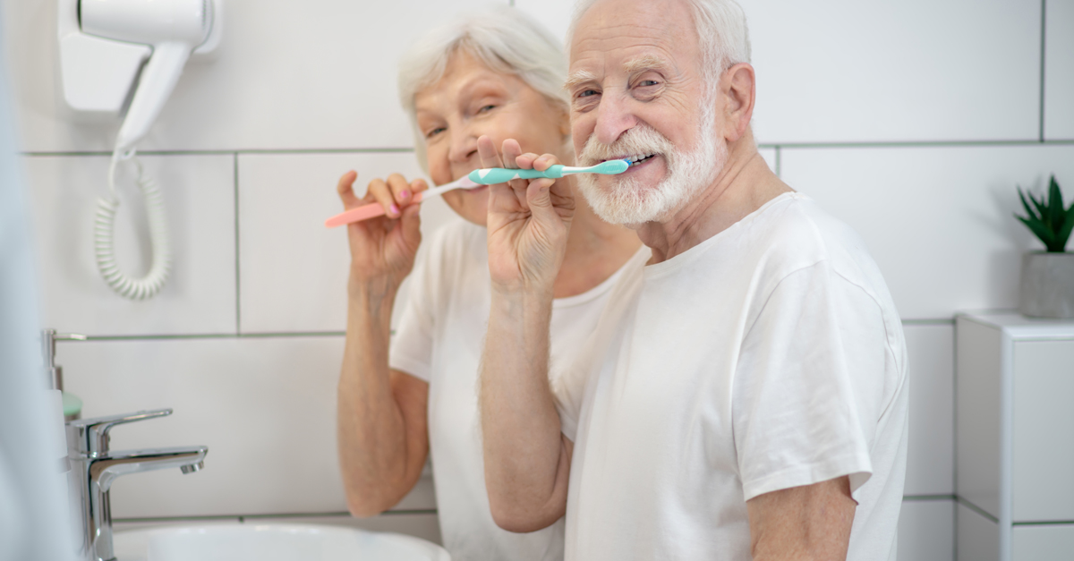 ¿Cuáles son las causas más comunes de la pérdida de dientes en personas mayores?